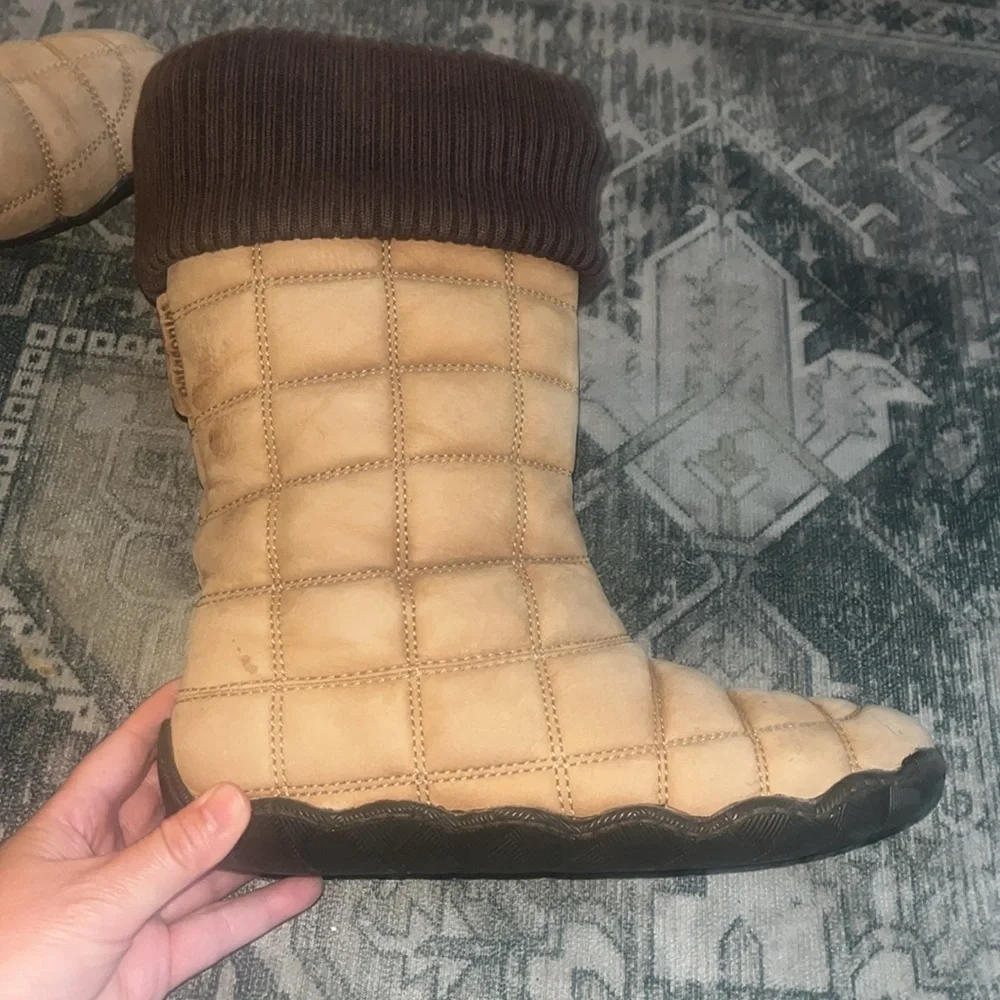 Patagonia women’s Gingko TeakWood tan quilted insulated boots Size 8